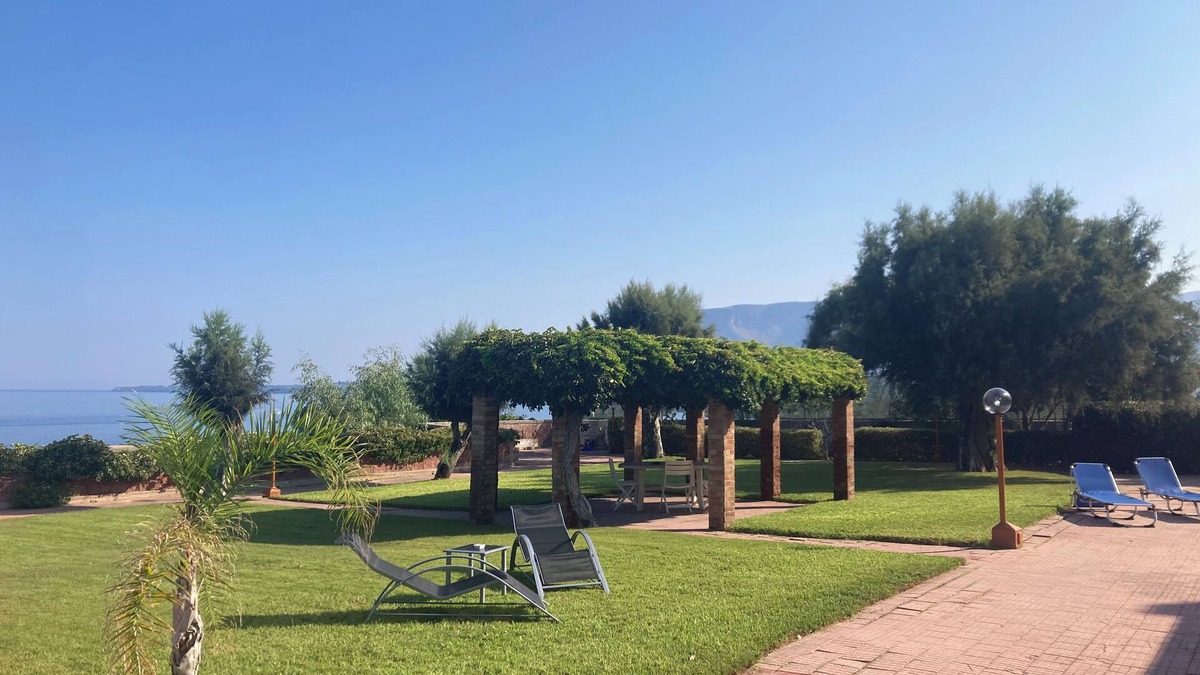 Trappeto Villa | La Magnolia Villa Residence & Rooms/Palermo seafront villa