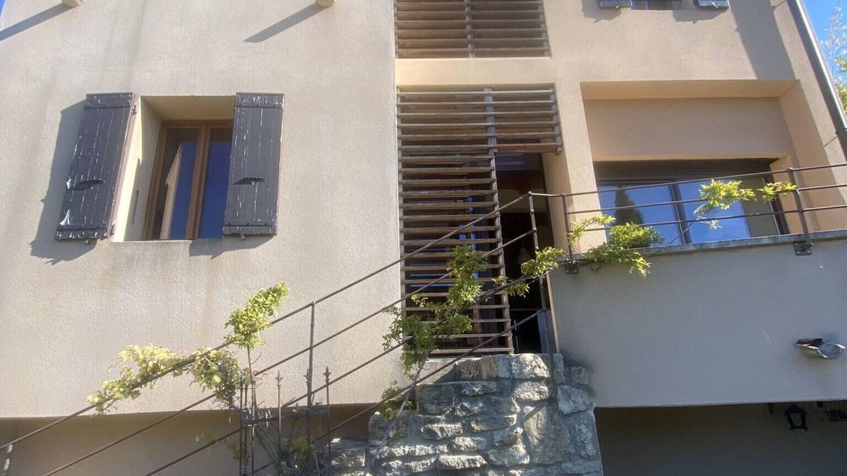 Entrechaux Ski Chalet | La maison basse sous le Chateau