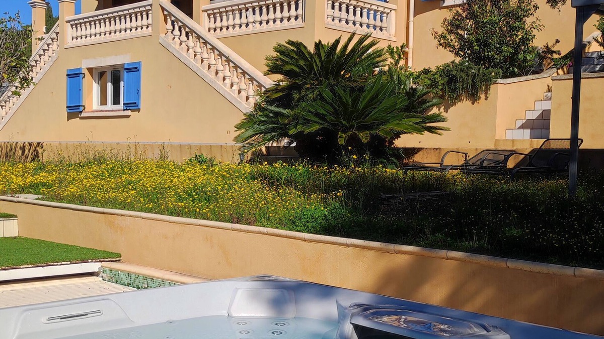 Toulon Bed & Breakfast | LA MAISON BLEUE, 2 rooms with kitchenette + pool, spa, tennis, pétanque