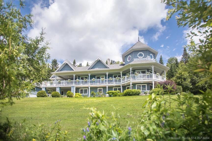 Saint-Hermenegilde Bed & Breakfast | La Maison Bleue du Lac Wallace