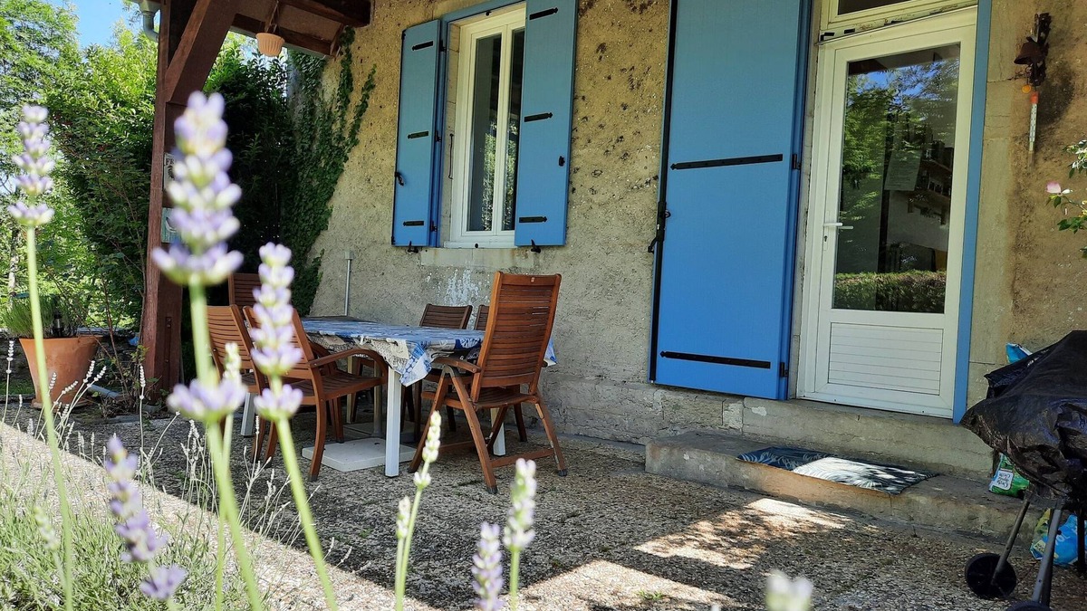 Sarrogna House | La Maison Bleue Renovated former school with garden 4 pers village 5mn from the lakes.