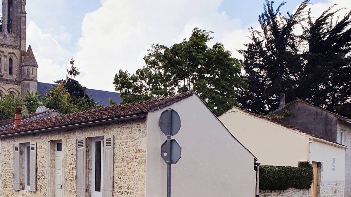 Lesparre-Medoc House | La Maison de Jeanne Entièrement Indépendante, en Ville Dans Secteur Calme