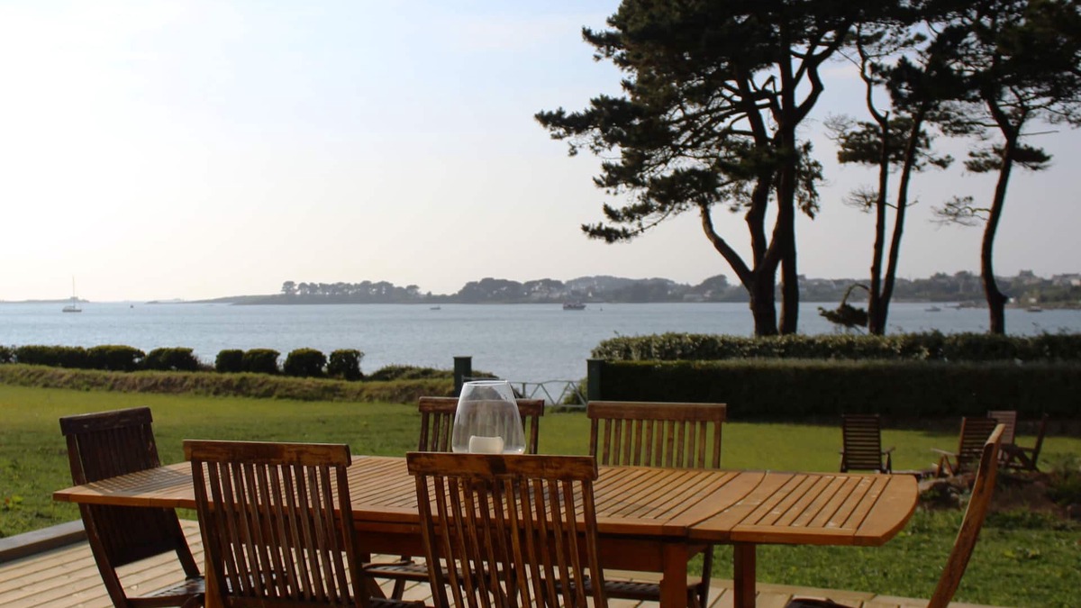 Landeda House | La Maison de l'Aber, at the edge of Aber Wrach, sea view