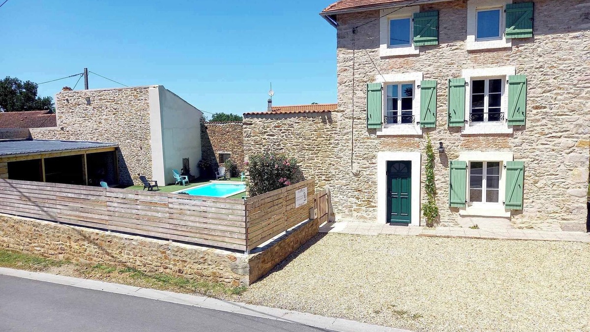 Peyrat-de-Bellac House | La maison de l'Anglaise - Gîte sleeps 15