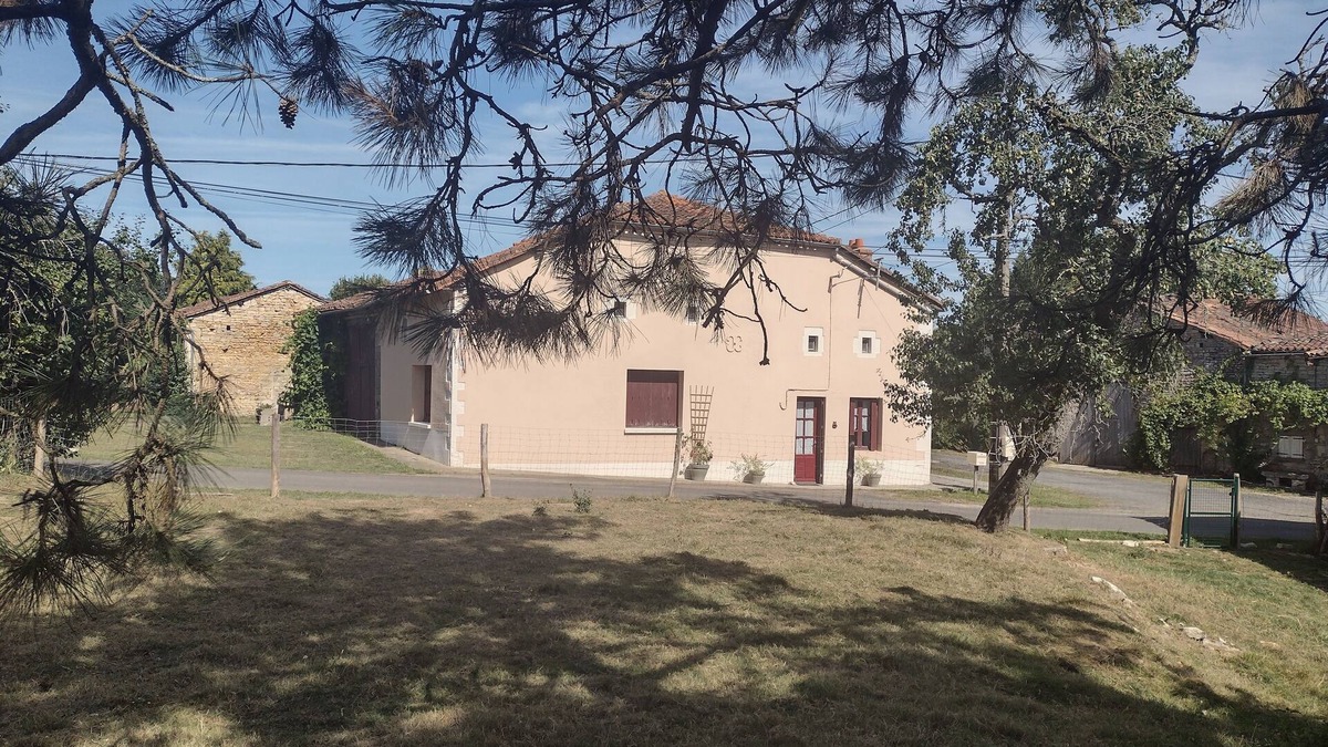 Genouille House | La Maison des Roses 1-Bed House in Genouille