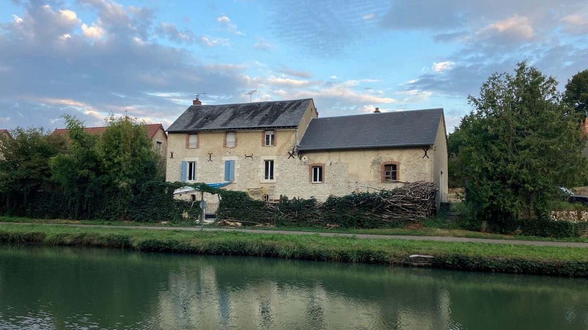 Bannay Cottage | La maison du canal, cosy artist's house, pets welcome