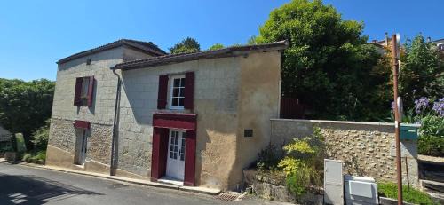 Aubeterre-sur-Dronne Apartment | La Maison du Tourniquet