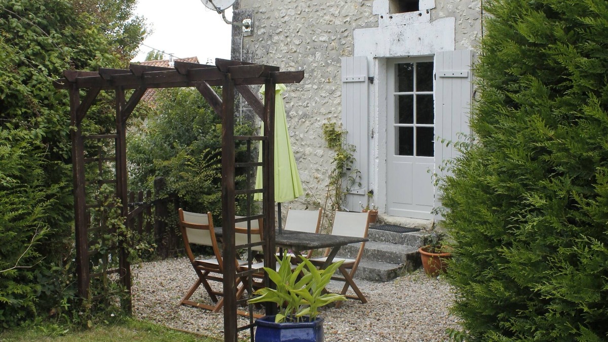 Bertric-Buree House | La Maison du Jardin, a two bedroomed cottage, with amazing views and sunsets.