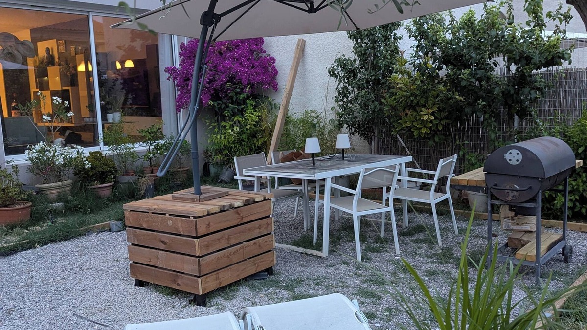 Grezan House | La Maison du Soleil & du Calme: Walking distance to the city center, private parking in Nîmes!
