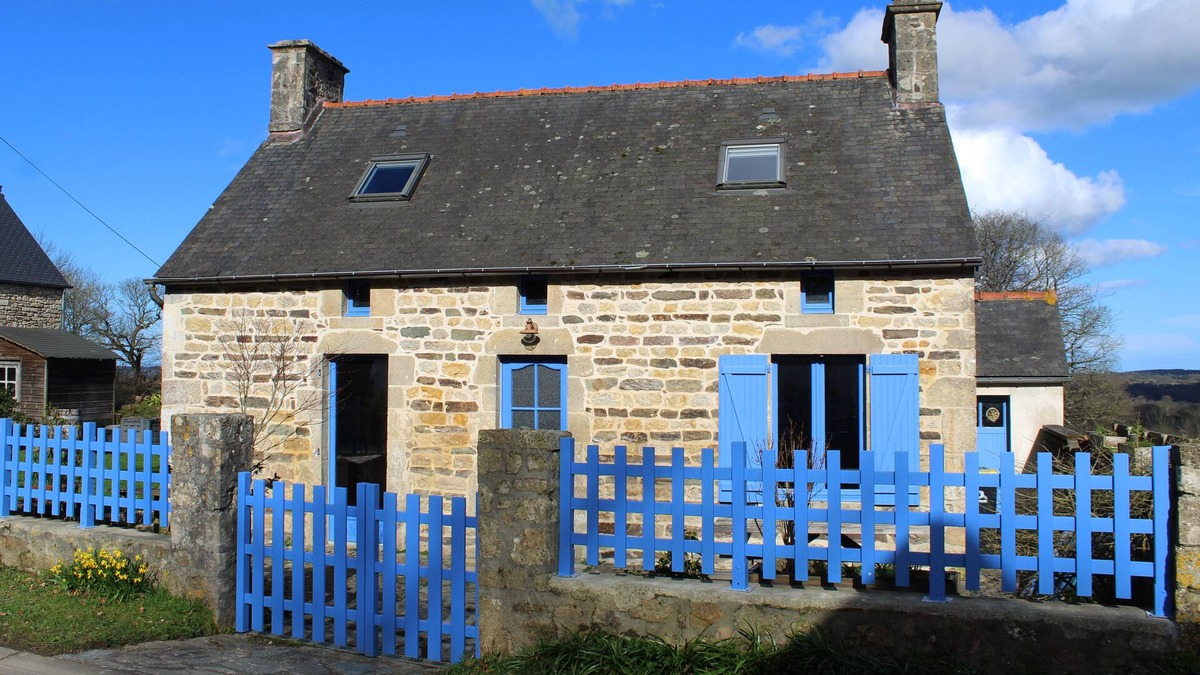 Montaigu-la-Brisette House | La Maison Bleue