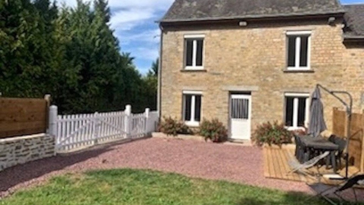 Clecy House | La Maison Fuchsia