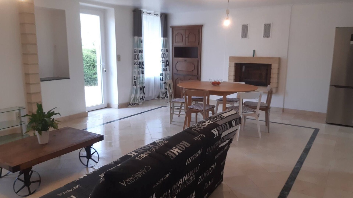 Beaulieu-sur-Layon Cottage | La Maison-Gîte-Family-Ensuite with Shower-Garden view