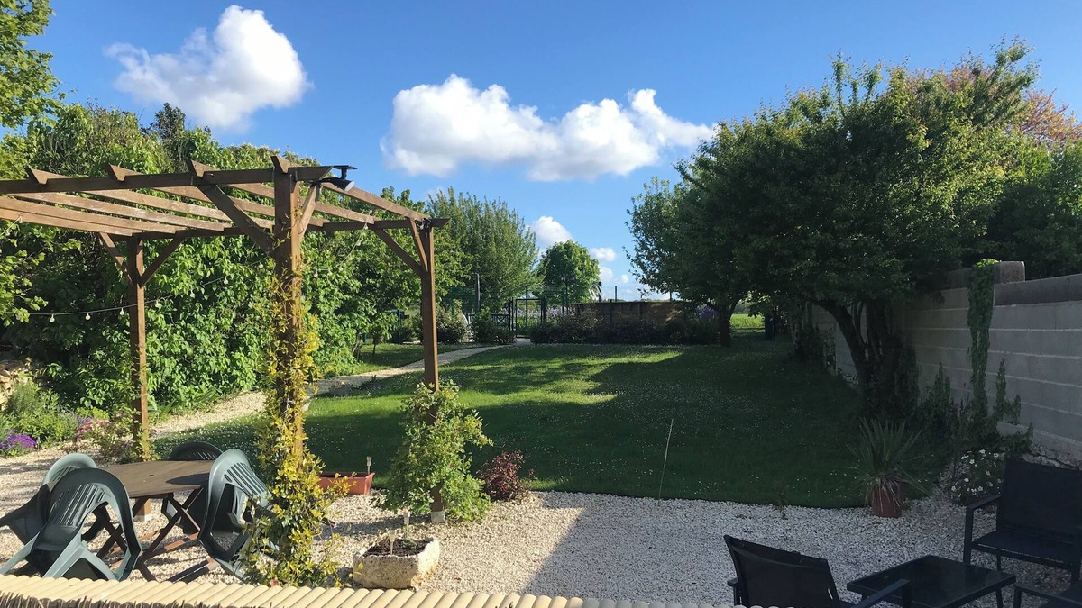 La Villedieu Cottage | La Maison Glycine. A charming 3 bedroom cottage set in beautiful countryside