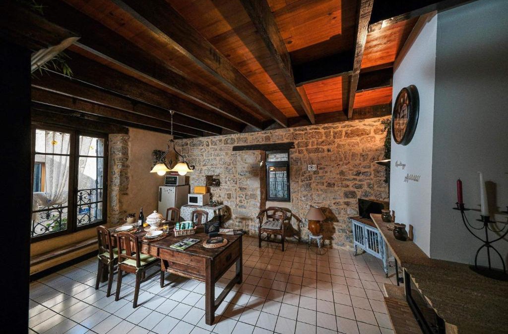 Nant House | La Maison Huguétoune