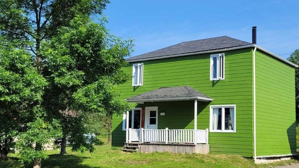 Murdochville House | La Maison Verte is a cozy homestead a few hundred meters from Mount Miller.