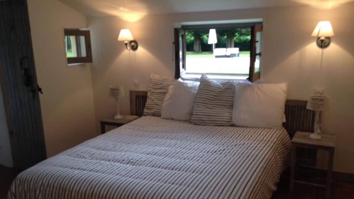 Saint-Maur Cottage | La Maisonnette with pool view