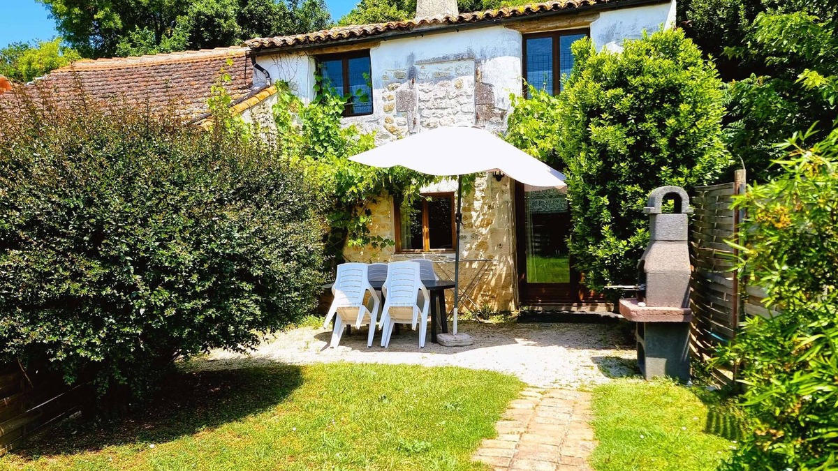 Saint-Just-Luzac House | La Mangeoire 2 bedroom gite