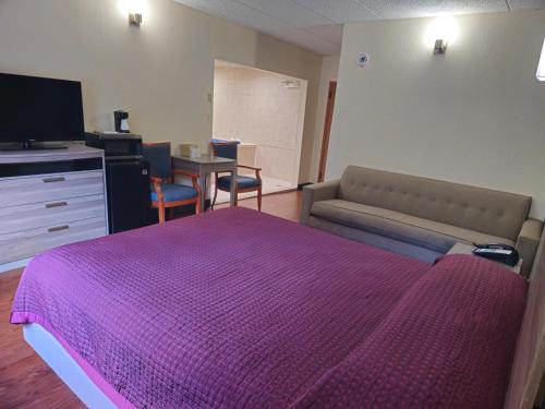 Monmouth Junction Hotel | La Mirage