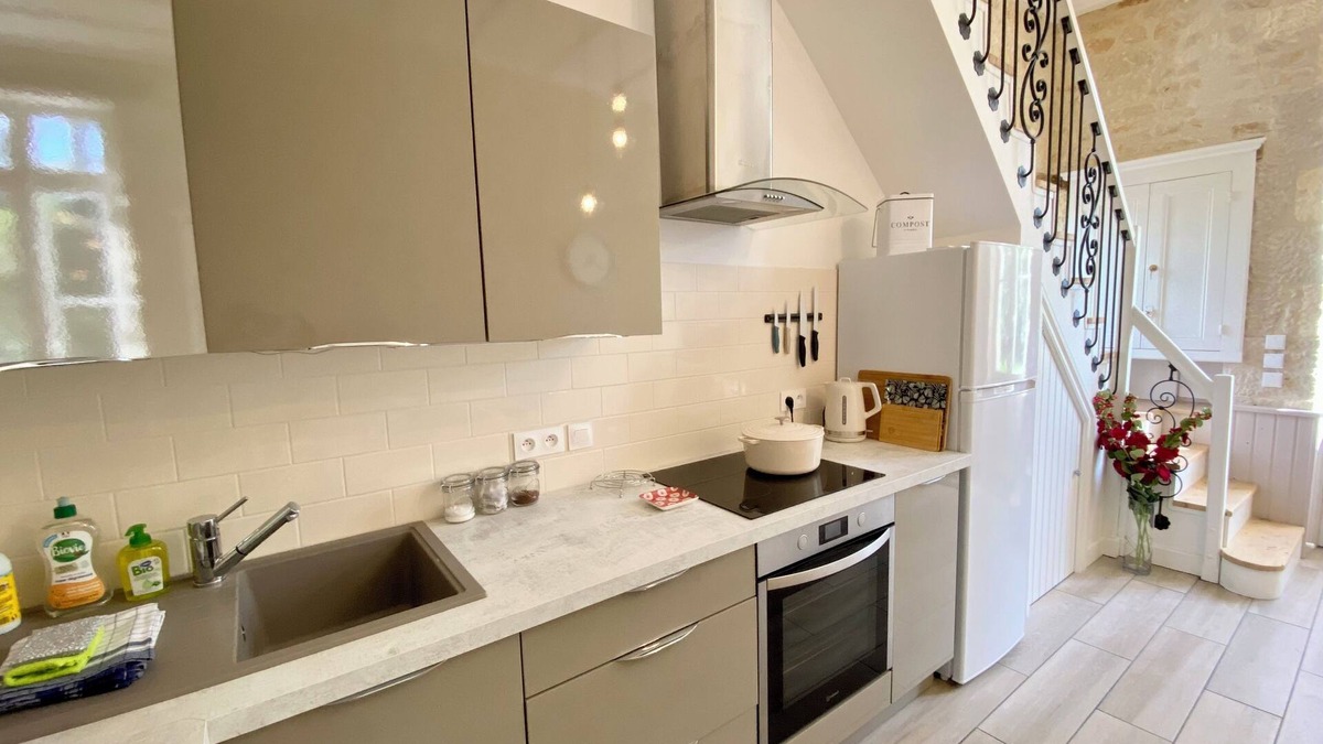 Aulnay Cottage | La Montgrande, Aulnay. Gîte within walking distance to bars restaurants