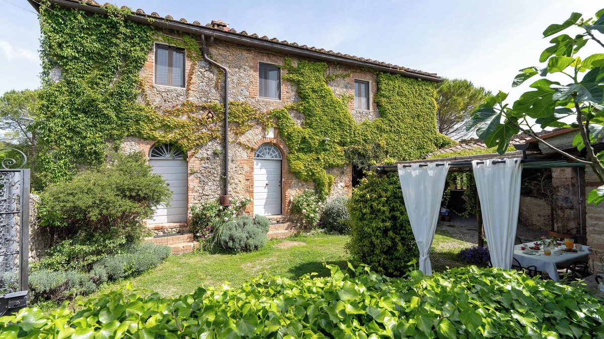 Simignano Villa | La Palazzina-Sovicille-Siena parking- heated jacuzzi tub