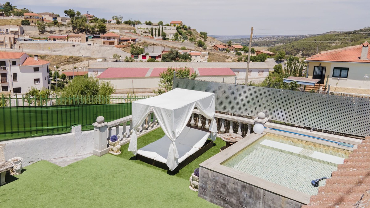 Valdelaguna Ski Chalet | La Parra: Country House for 2, with Private Pool near Chinchón