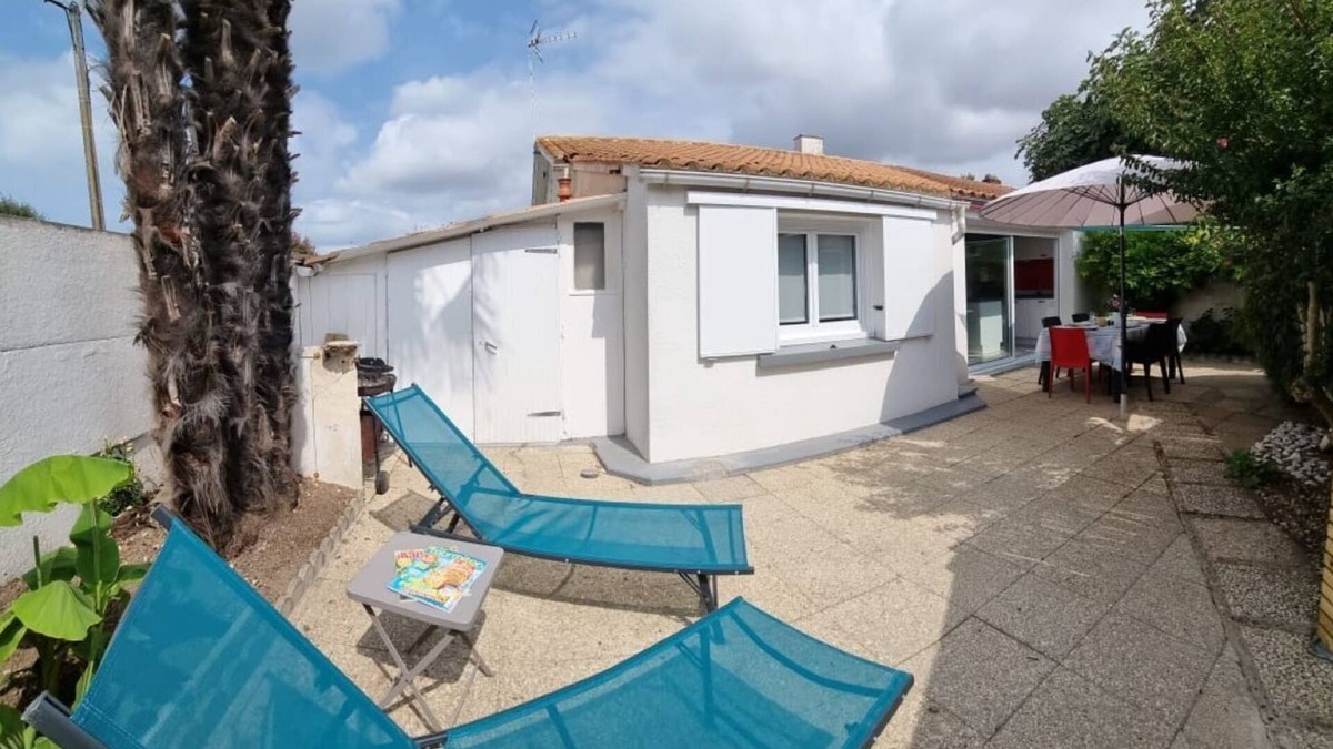 Port District Apartment | La Petit Alonnaise - Charming seaside house