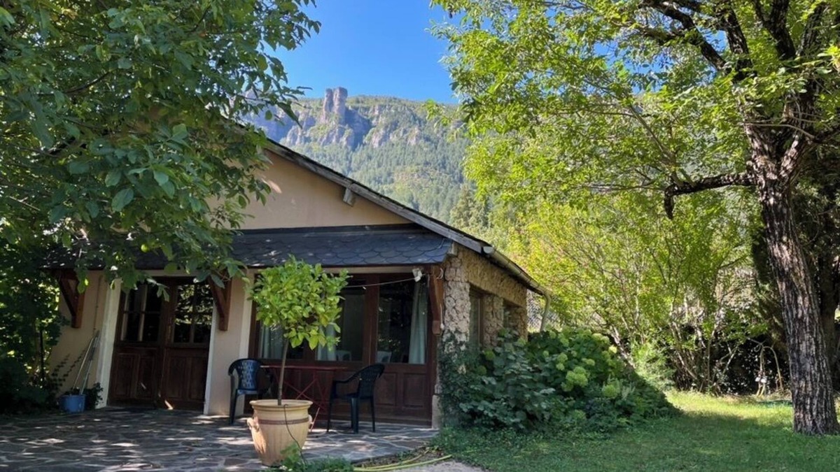 Florac House | La petite Magnanerie, detached house in private wooded grounds, swimming pool access