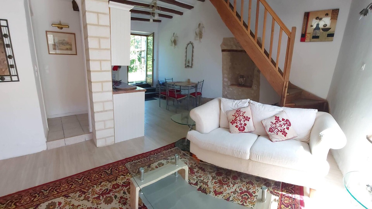 Saint-Martin-de-Riberac Cottage | La Petite Mirabelle, peaceful rural character cottage with pool