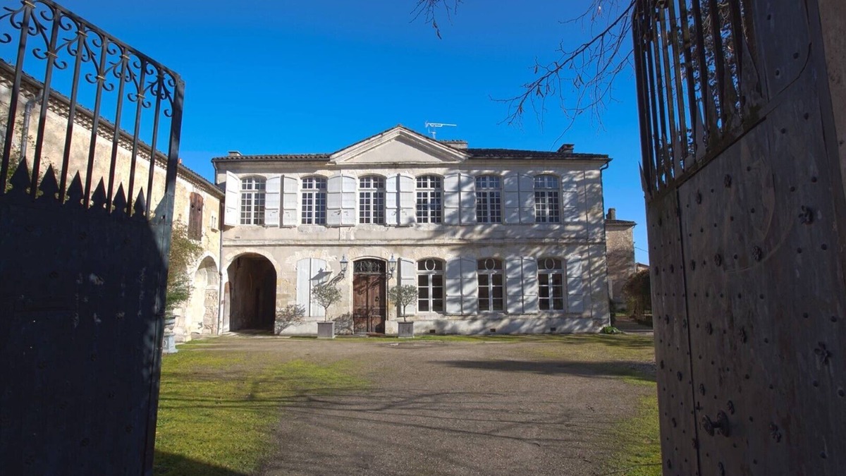Condom Apartment | La Petite Gensac - La Cathedrale Apartment. Sleeps 6