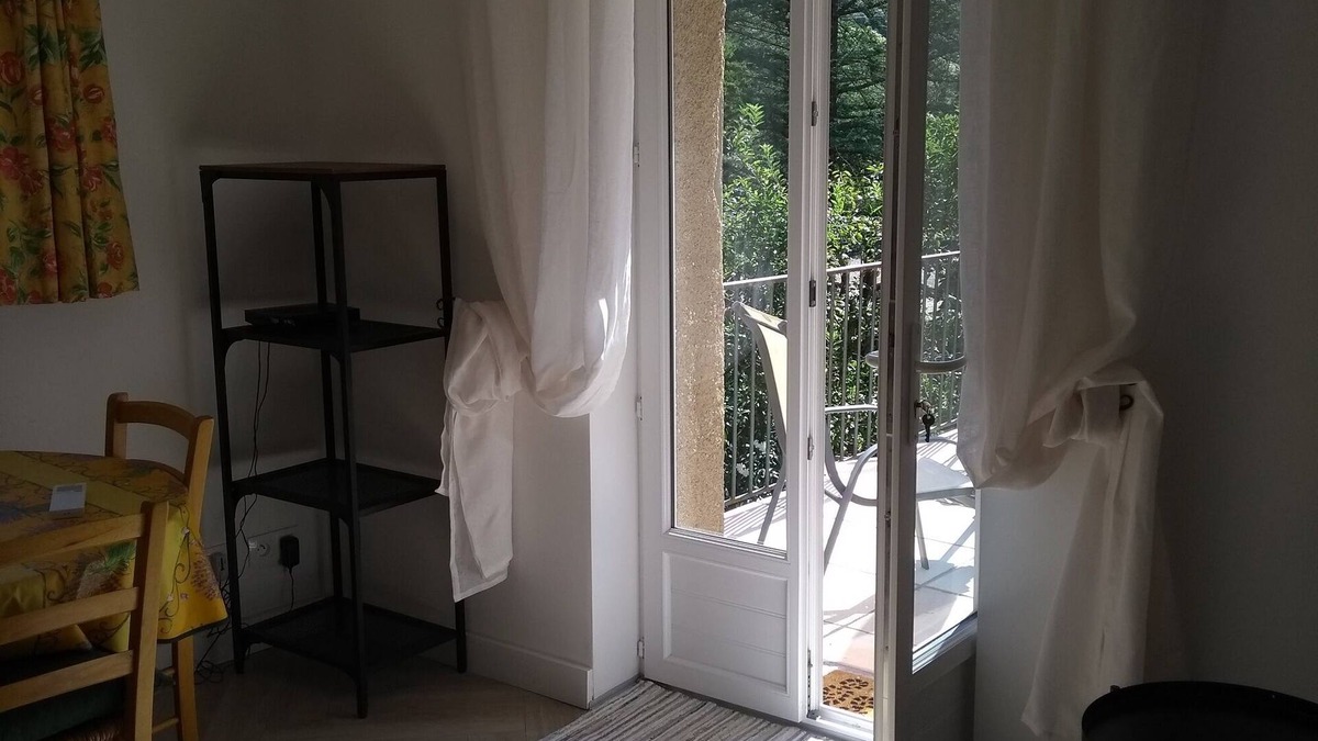 Reynes Apartment | La Petite Grange 1-bed apartment with sunny terrace. Pool & Garden