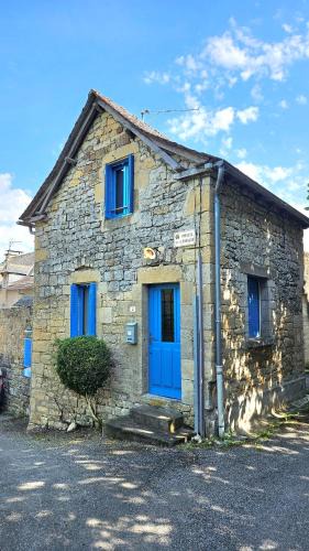 Mondalazac House | La petite maison bleue