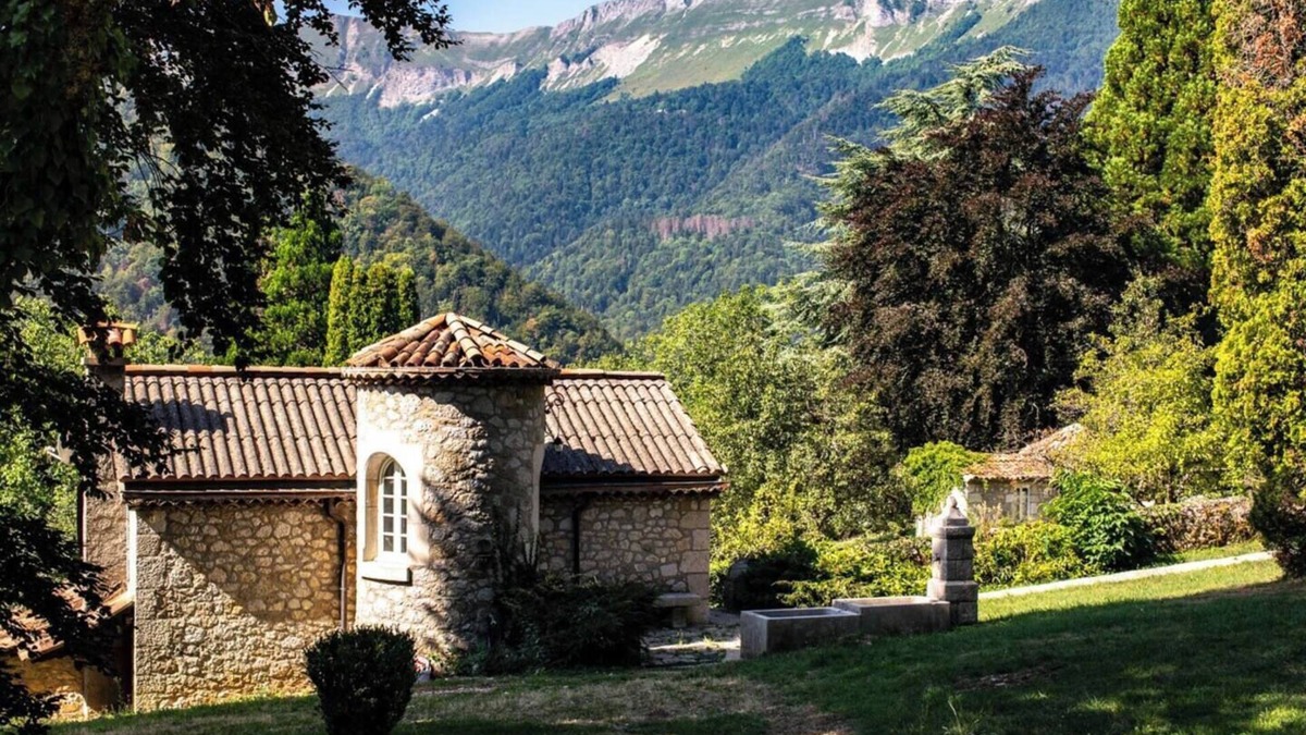 Gex House | La Petite Maison, Charming Cottage w/Scenic Views, Garden & Fire Pit