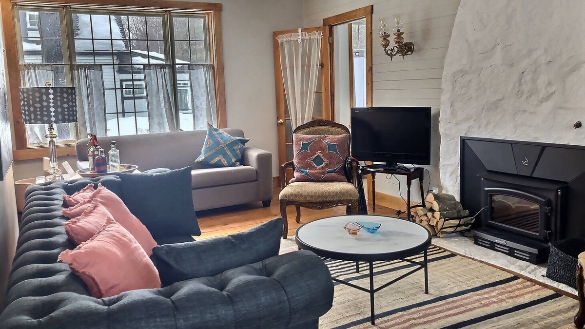 Rawdon Cottage | La Petite Maison Surrounded by Old Trees
