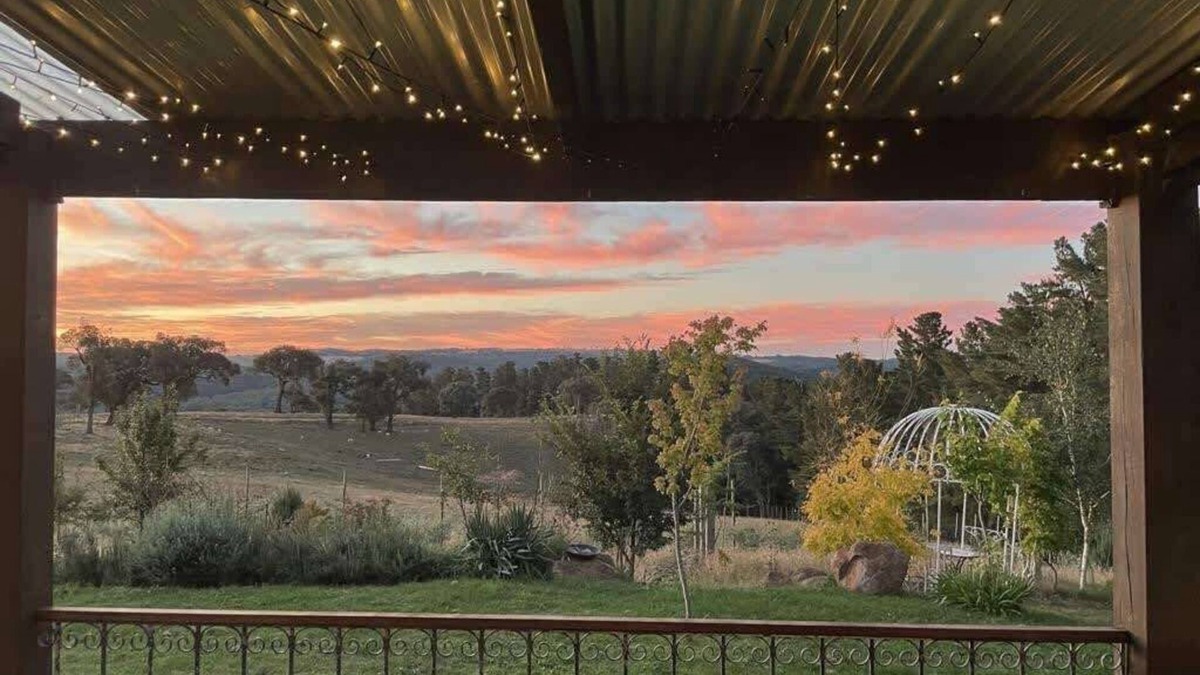 Newbridge House | La Pinata Farm Stay Barn Style Cabin