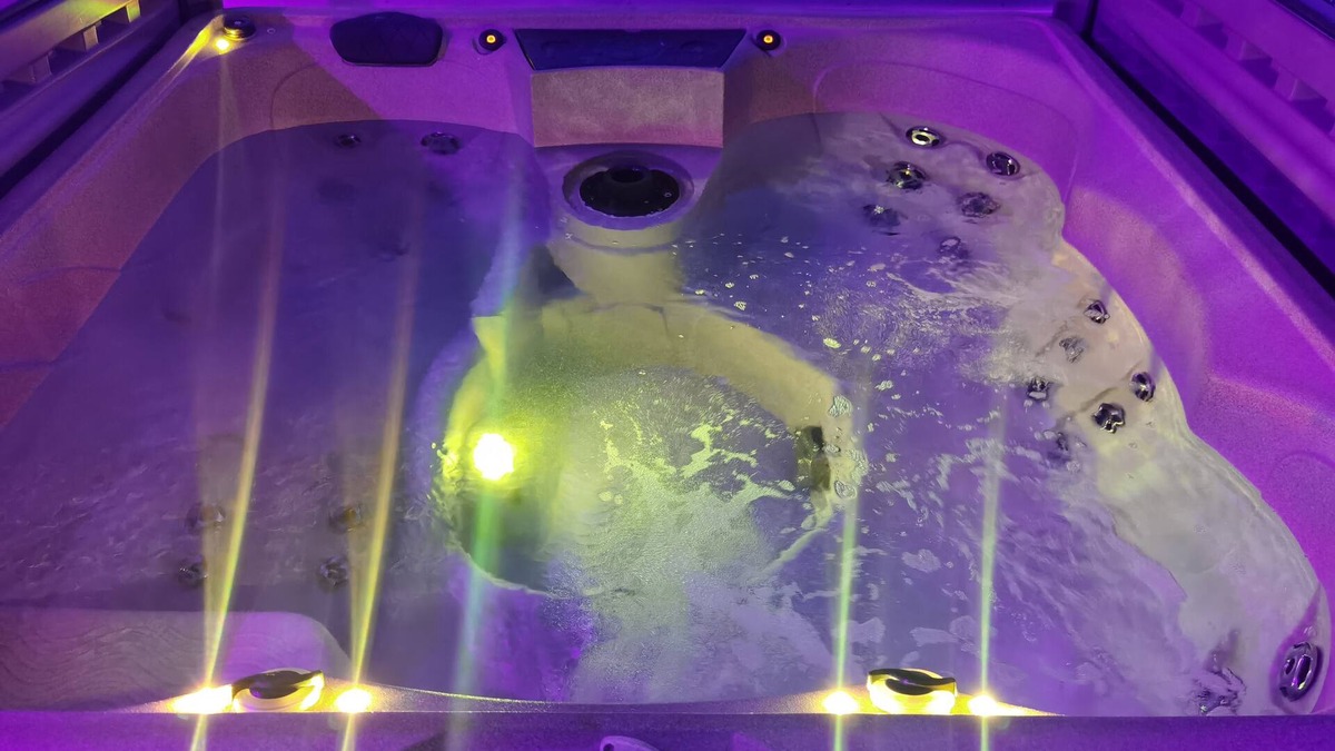 Tourcoing House | La Plage suite with jacuzzi