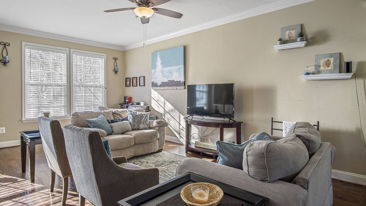 La Plata House | La Plata Maryland Manor - Pet Friendly Townhouse by Hospital & Food - Sleeps 6
