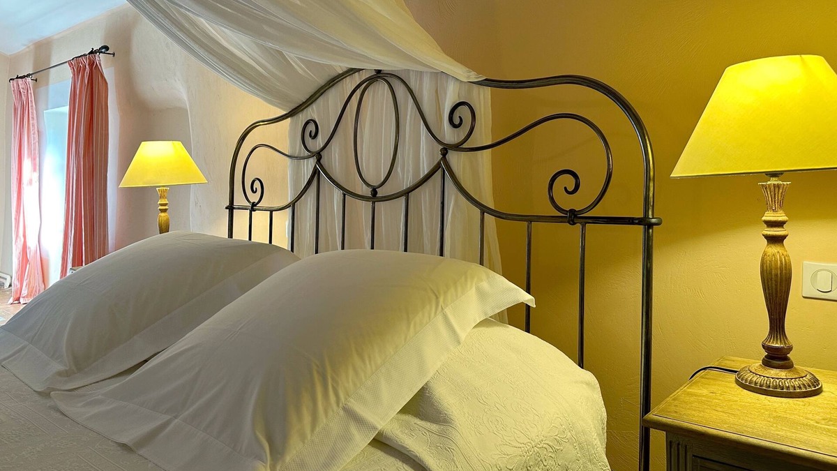 Vacqueyras Apartment | La Ponche Apricot Room