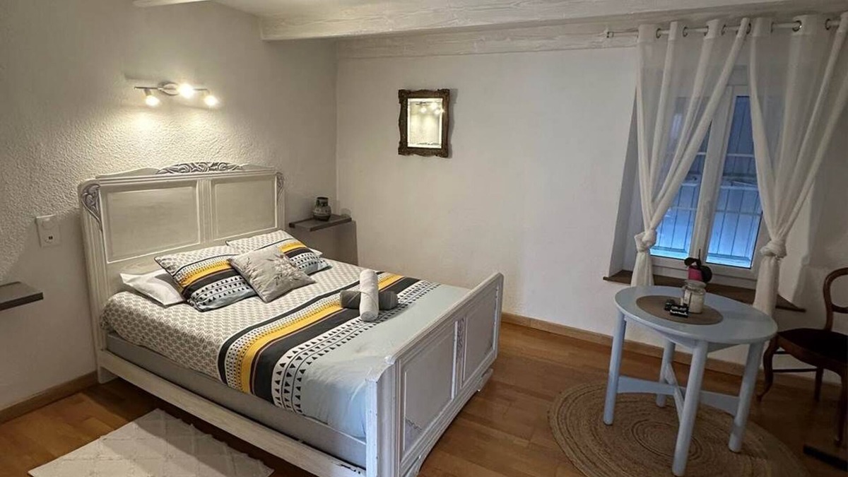 Saint Didier de la Tour Apartment | La Provençale Chambre Pivoine