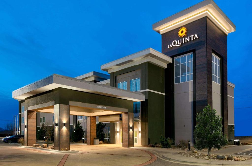 Clinton Hotel | La Quinta by Wyndham Clinton Historic Route 66