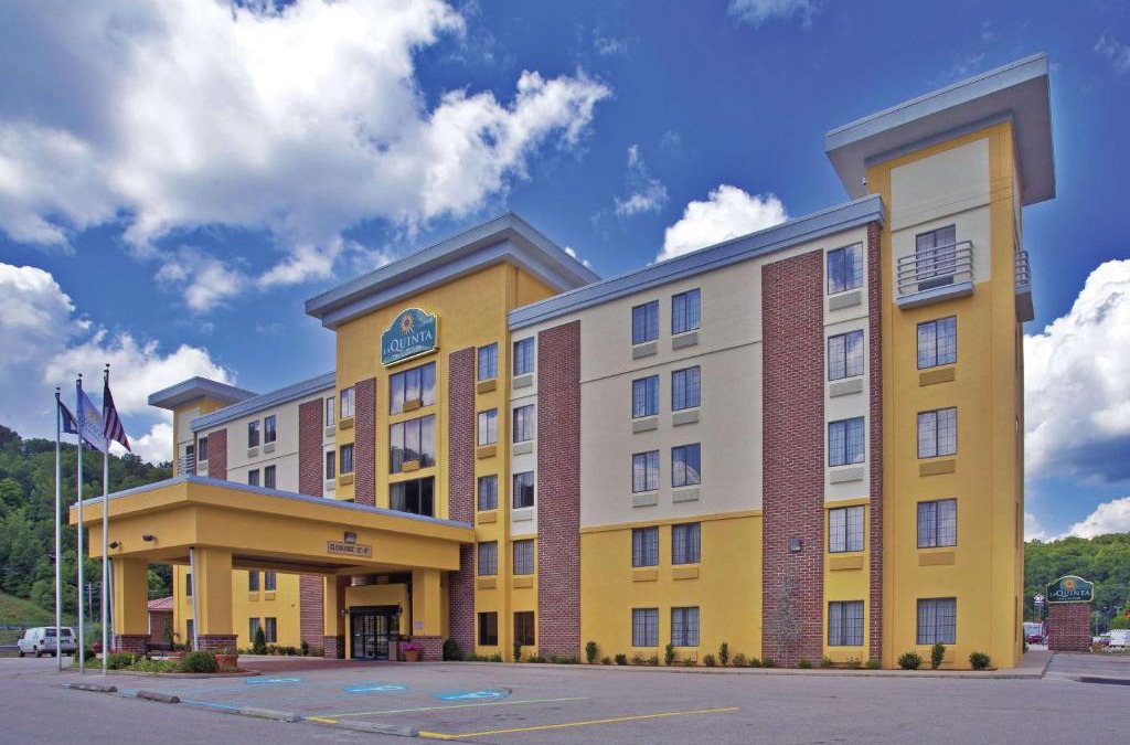 Blue Creek Hotel | La Quinta by Wyndham Elkview - Charleston NE