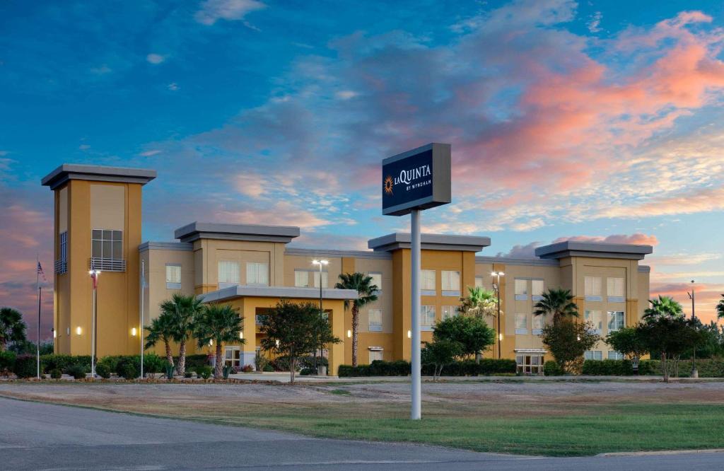 Pleasanton Hotel | La Quinta by Wyndham Jourdanton - Pleasanton