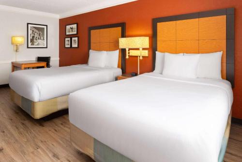 Moon Township Hotel | La Quinta Inn by Wyndham Pittsburgh Airport
