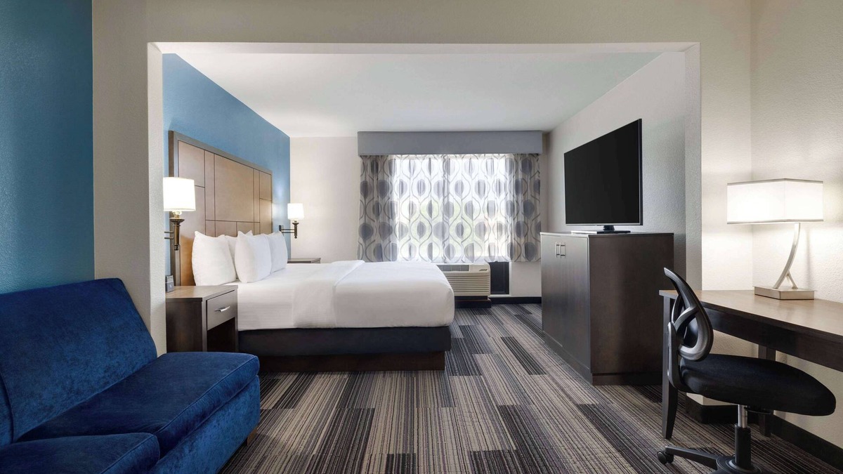 Springfield Hotel | La Quinta Inn & Suites by Wyndham Springfield Airport Plaza