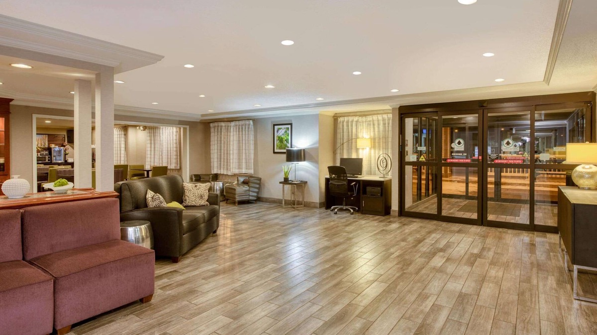 Macedonia Hotel | La Quinta Inn & Suites by Wyndham Cleveland Macedonia