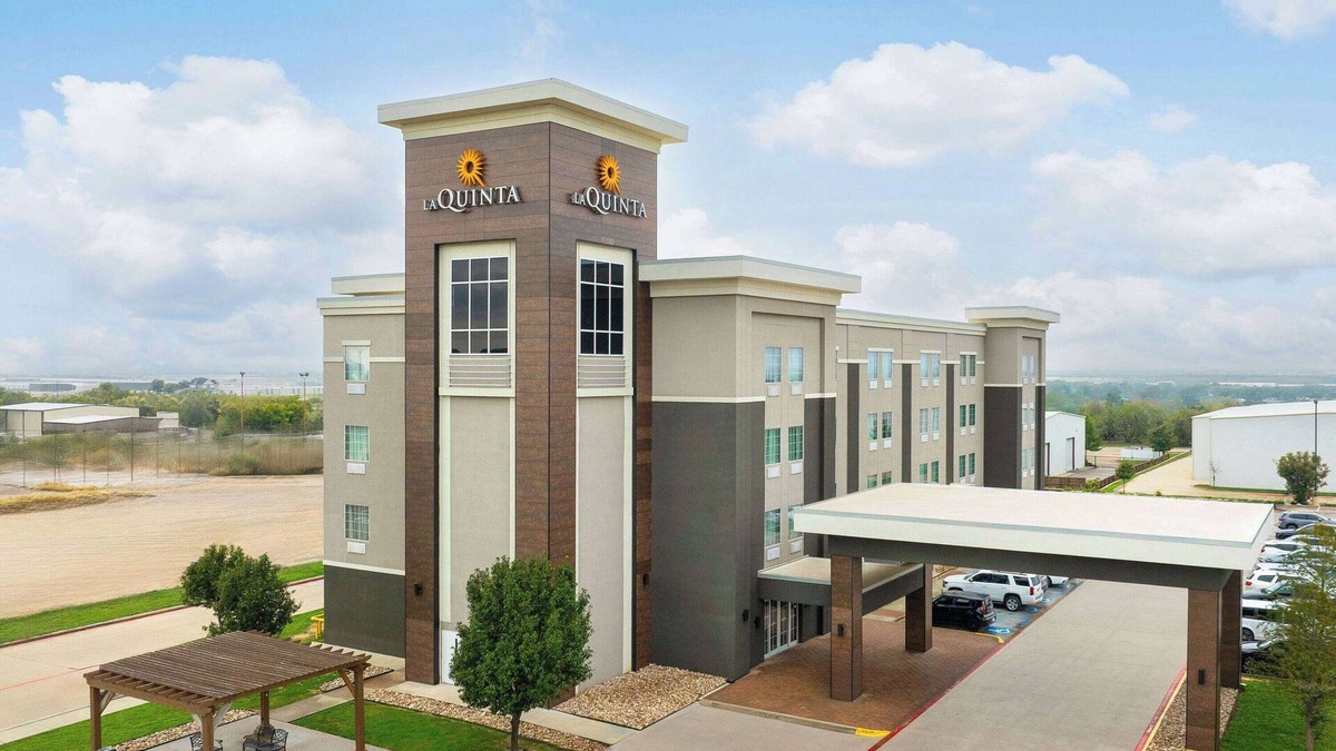 Denton Hotel | La Quinta Inn & Suites by Wyndham Denton - University Drive
