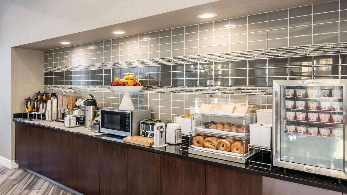 Airport North Hotel | La Quinta Inn & Suites by Wyndham Orlando Airport North