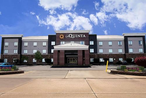 Mitchell Hotel | La Quinta Inn & Suits by Wyndham Pontoon Beach IL