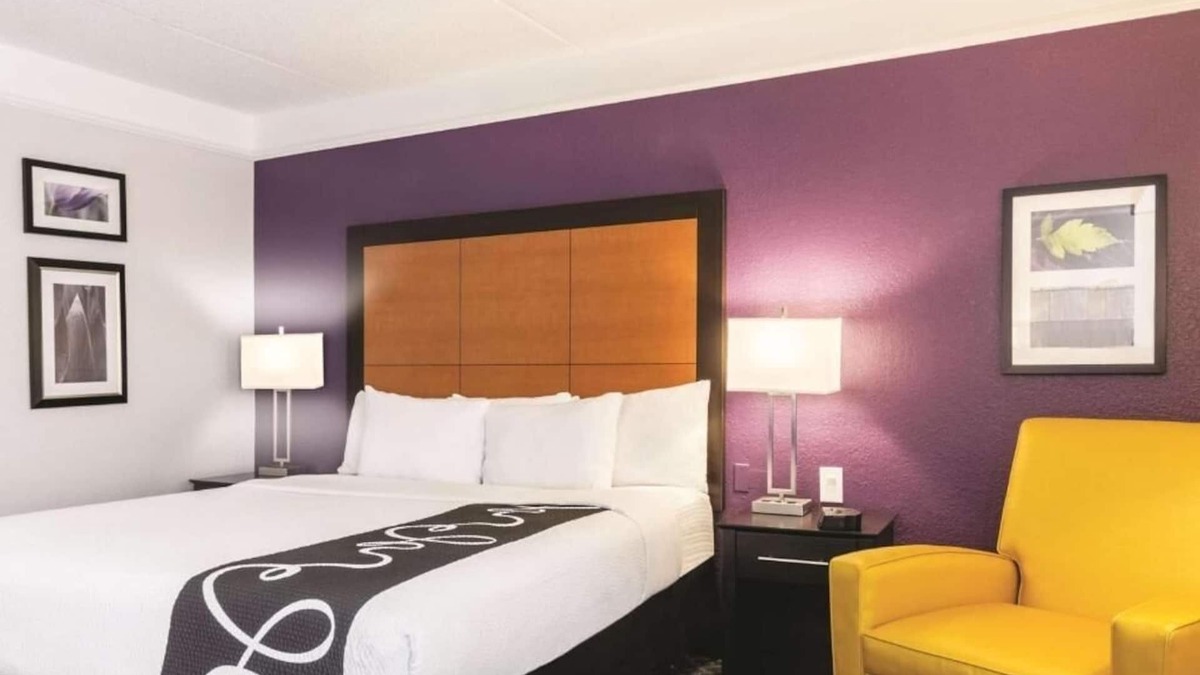 Airport North Hotel | La Quinta Orlando | 1 King Bed | Free Shuttle & Breakfast | Onsite Pool | Gym