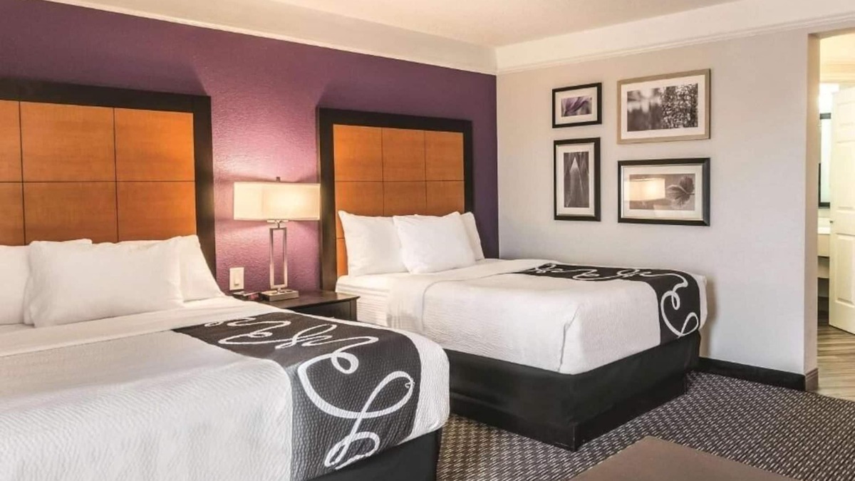 Airport North Hotel | La Quinta Orlando | 2 Full Beds | Family-Friendly | Free-Shuttle | Pool