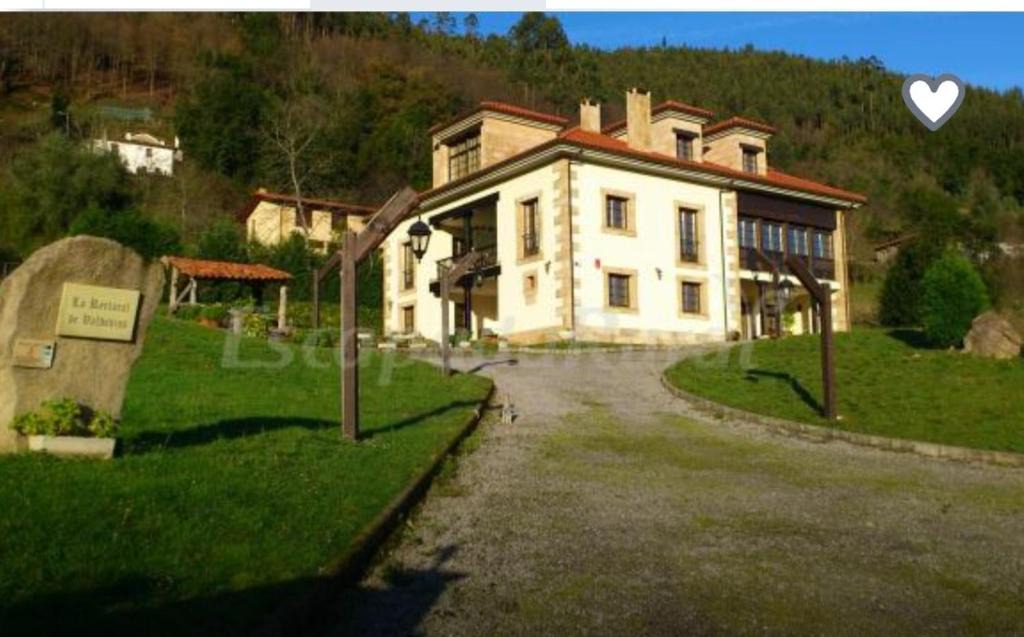 Cabranes Municipality House | La Rectoral de Valdedios.Casa rural con chimenea